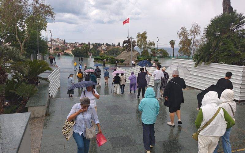 Sağanak yağış turistleri durduramadı: Antalya'da geziler şemsiyeli devam etti