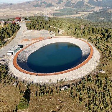 Sarıçam ormanlarının arasındaki göz: Kars'taki gölet göreviyle dikkat çekiyor