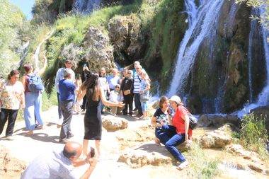 Üniversiteliler akın etti: Erzincan'ın doğa harikası Girlevik Şelalesi'nde ziyaretçi yoğunluğu