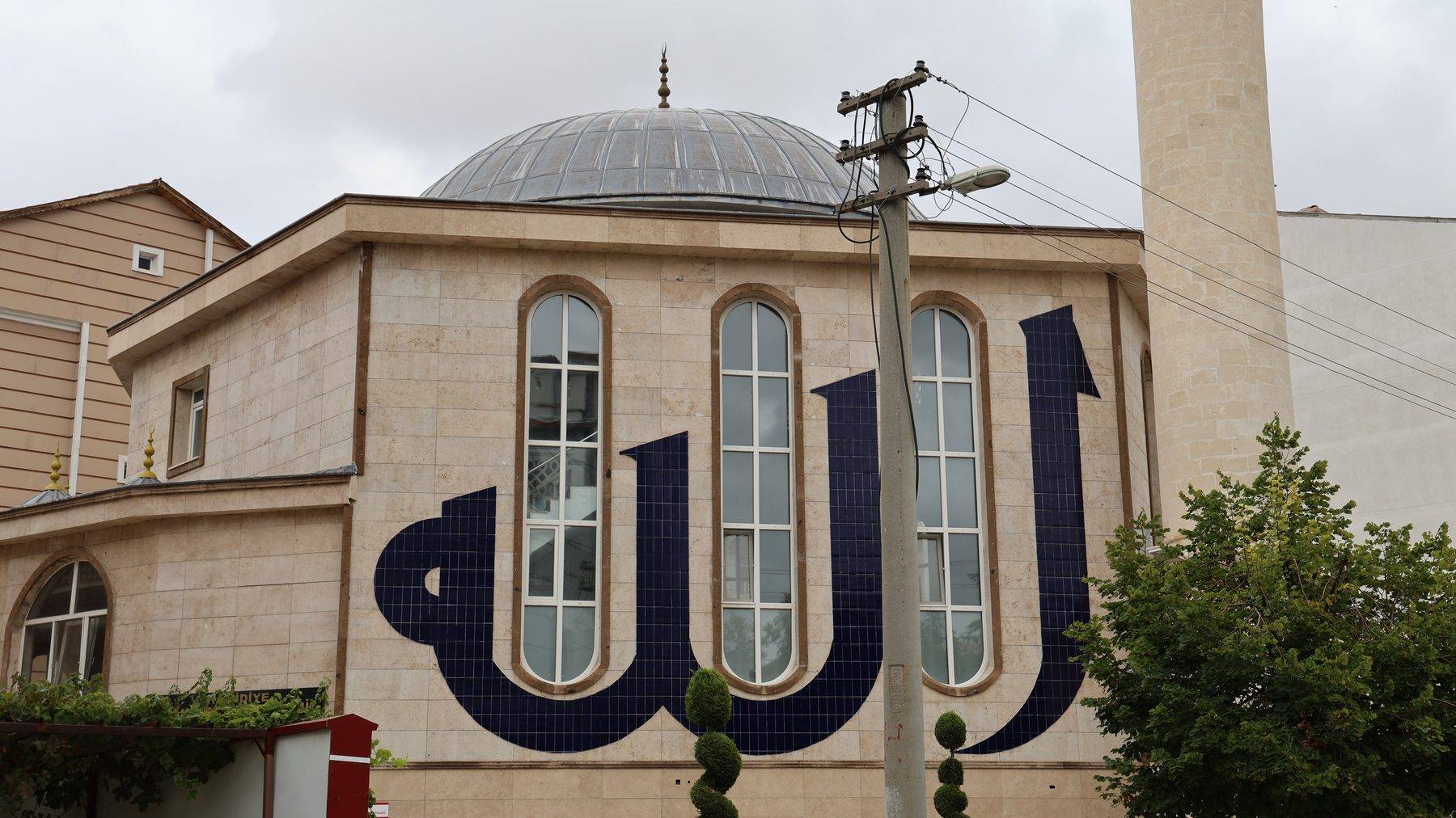 Kırşehir'de Bakara Suresi'nden esinlenerek yenilenen cami cennet tasviriyle ilgi çekiyor