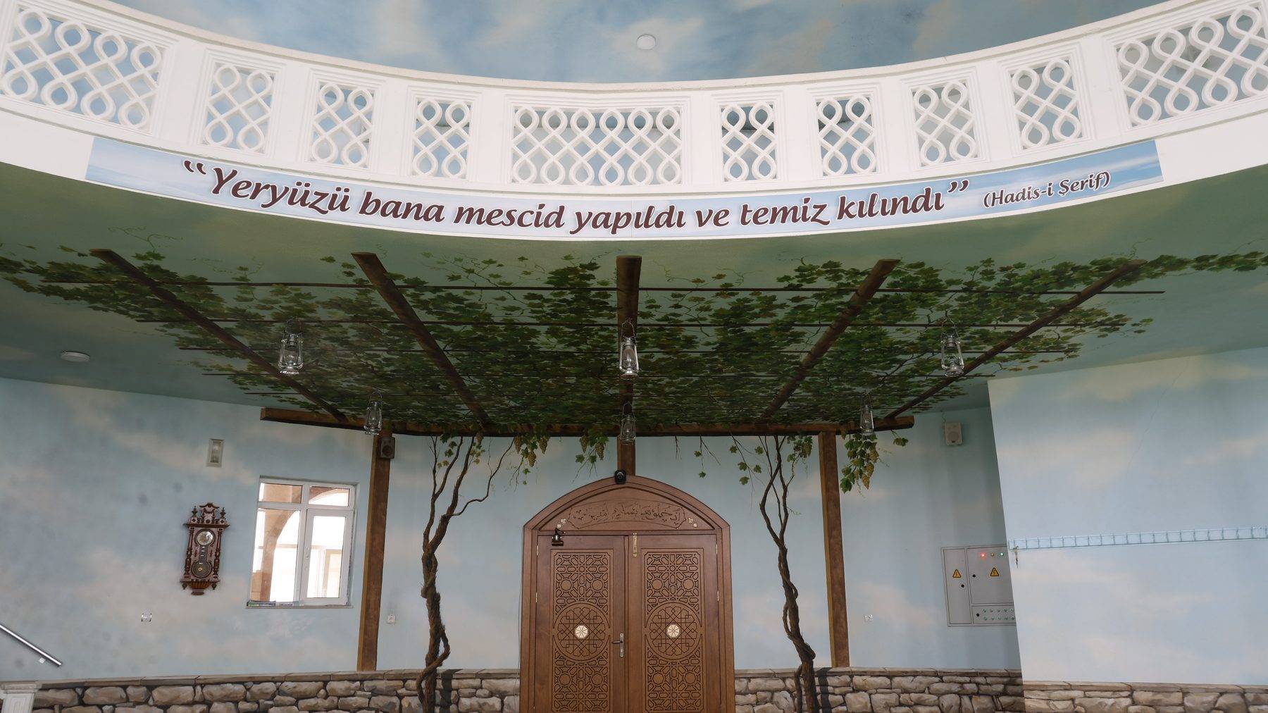 Kırşehir'de Bakara Suresi'nden esinlenerek yenilenen cami cennet tasviriyle ilgi çekiyor