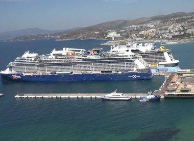 Kuşadası'nda hareketlilik: 2 kruvaziyer 8 bine yakın turist getirdi