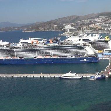 Kuşadası'nda hareketlilik: 2 kruvaziyer 8 bine yakın turist getirdi