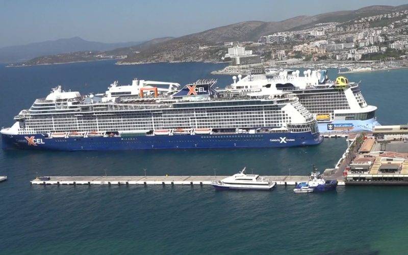 Kuşadası'nda hareketlilik: 2 kruvaziyer 8 bine yakın turist getirdi