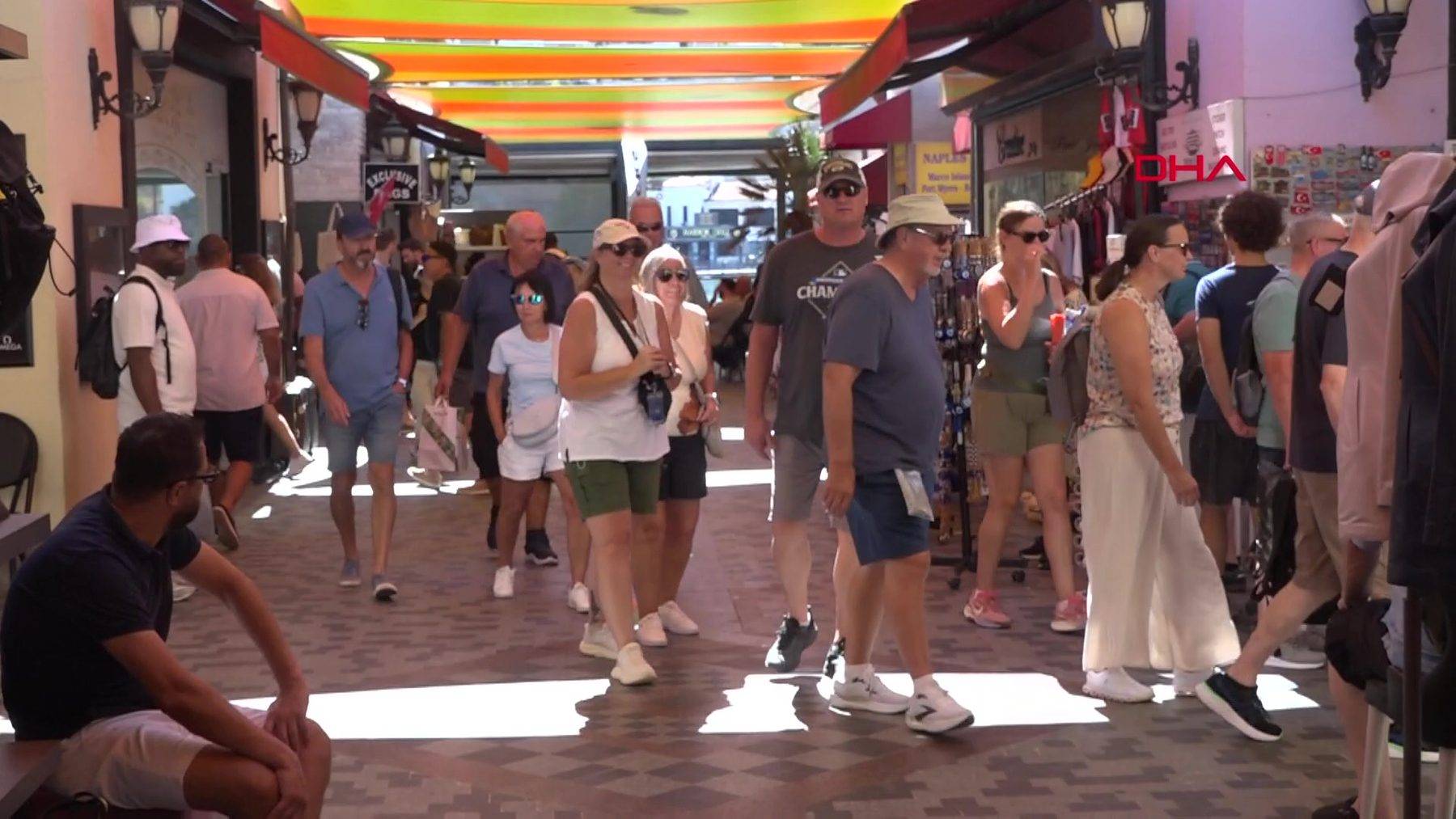 Kuşadası'nda hareketlilik: 2 kruvaziyer 8 bine yakın turist getirdi
