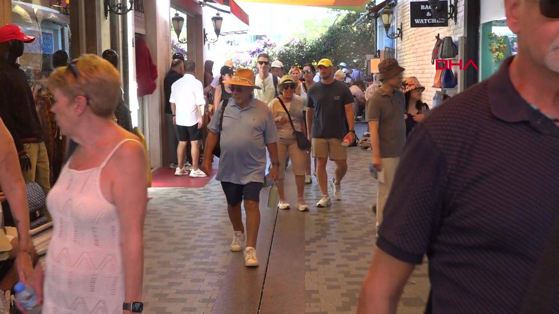 Kuşadası'nda hareketlilik: 2 kruvaziyer 8 bine yakın turist getirdi