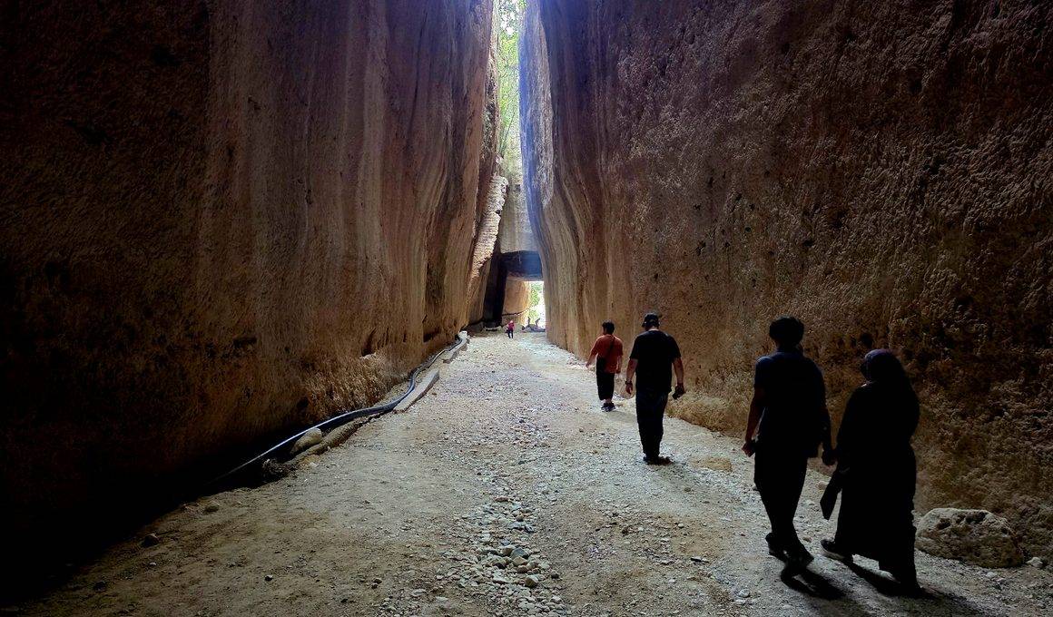 Binlerce esir elleriyle kazarak yaptı: Hatay'daki Titus Tüneli akına uğradı