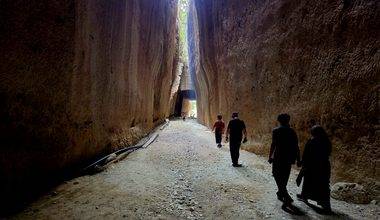 Binlerce esir elleriyle kazarak yaptı: Hatay'daki Titus Tüneli akına uğradı
