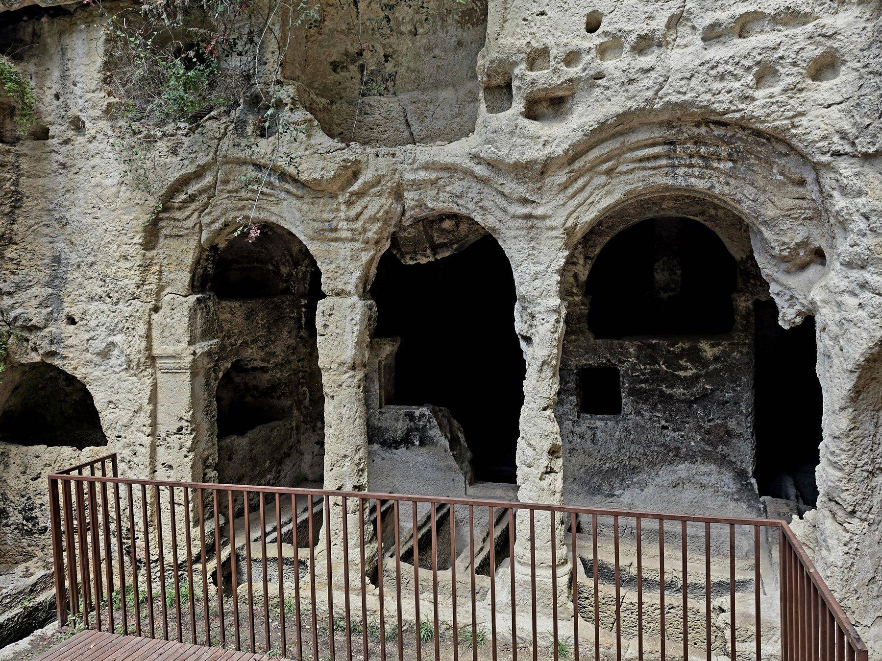 Binlerce esir elleriyle kazarak yaptı: Hatay'daki Titus Tüneli akına uğradı