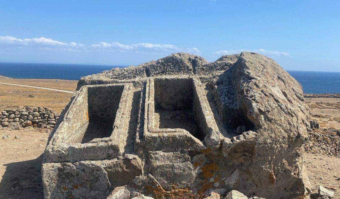 Çanakkale'de devasa kayalara oyulan ikiz lahit merak uyandırıyor