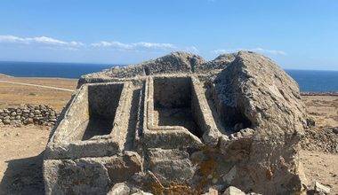 Çanakkale'de devasa kayalara oyulan ikiz lahit merak uyandırıyor