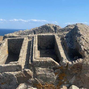 Çanakkale'de devasa kayalara oyulan ikiz lahit merak uyandırıyor