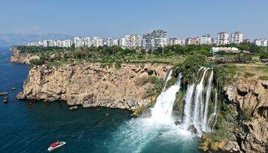 Antalya’da turistlerin ilk durağı: Düden Şelalesi manzarasıyla mest ediyor
