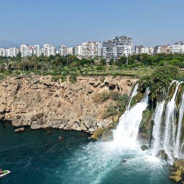 Antalya’da turistlerin ilk durağı: Düden Şelalesi manzarasıyla mest ediyor