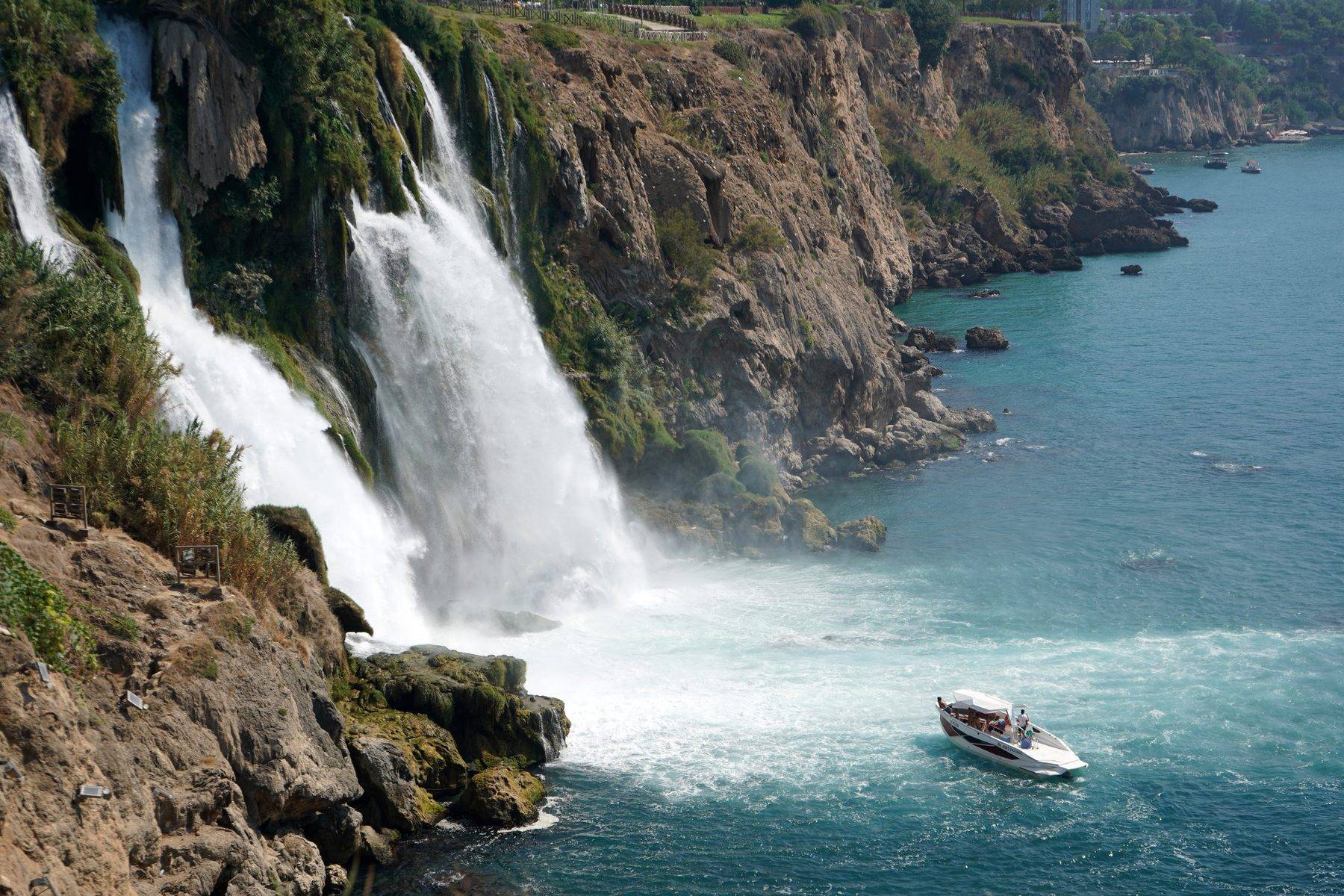 Antalya’da turistlerin ilk durağı: Düden Şelalesi manzarasıyla mest ediyor
