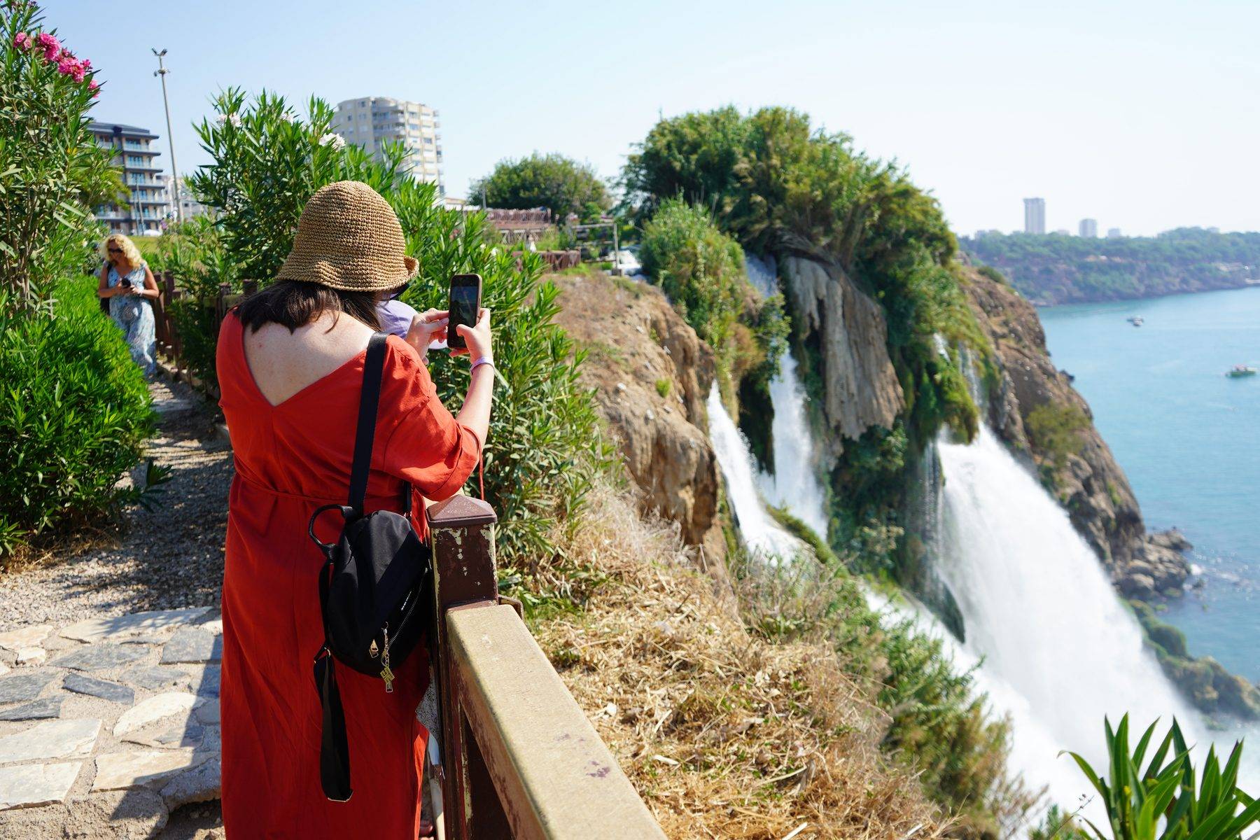 Antalya’da turistlerin ilk durağı: Düden Şelalesi manzarasıyla mest ediyor