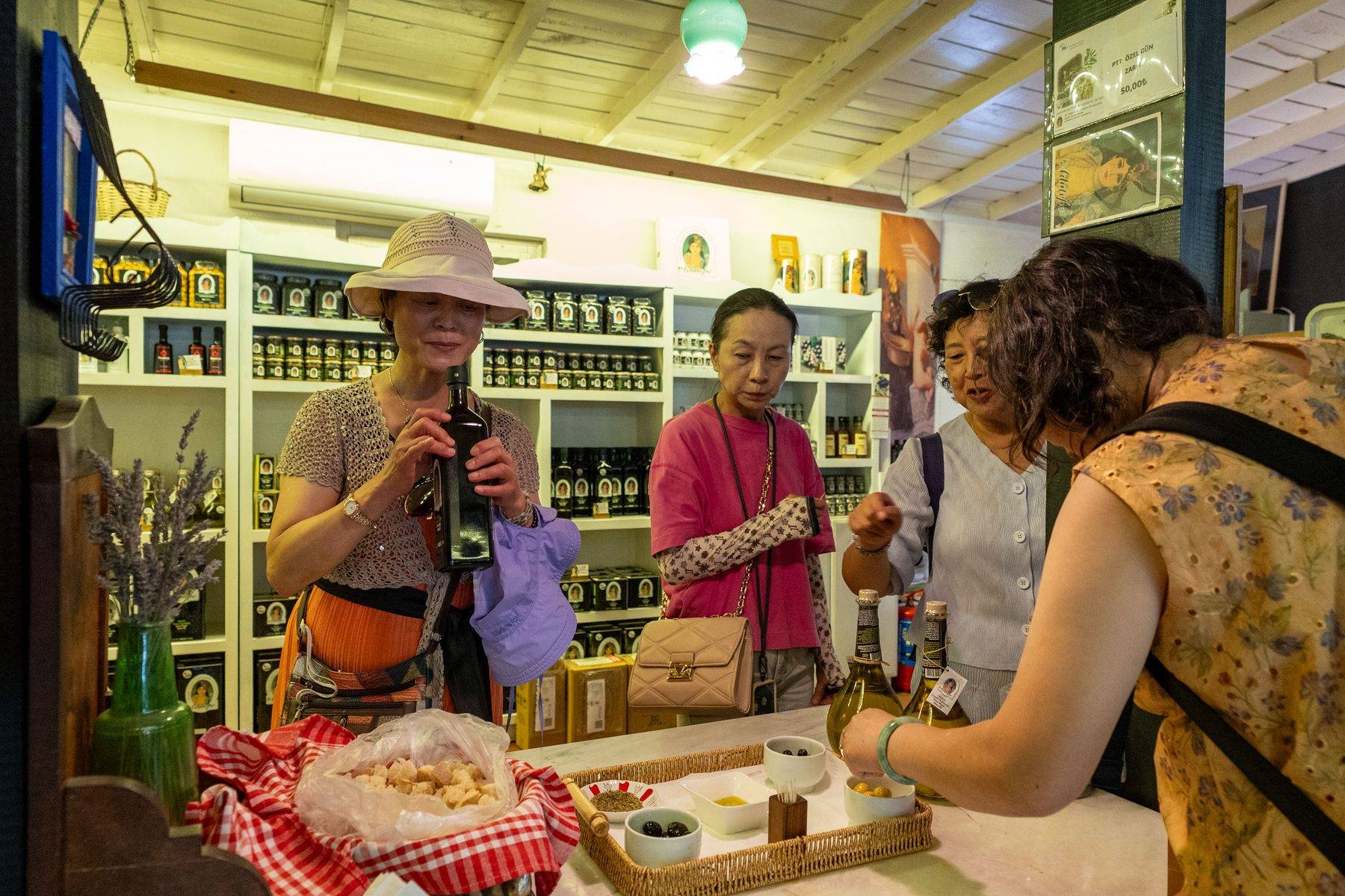 Çinli turistler Çanakkale'nin zeytin ve zeytinyağı kültürüne hayran kaldı