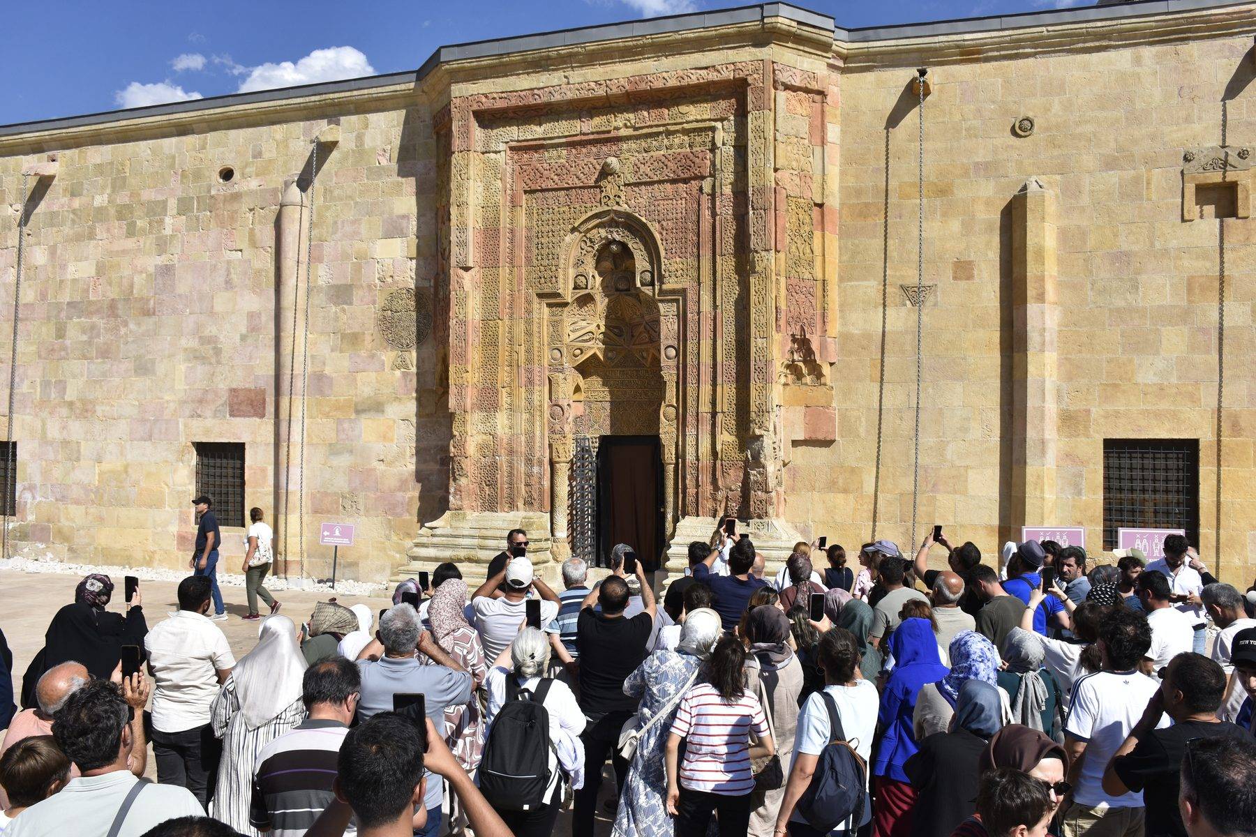 Gölge için Sivas’a akın ettiler! Namaz kılan insan detayı hayrete düşürüyor