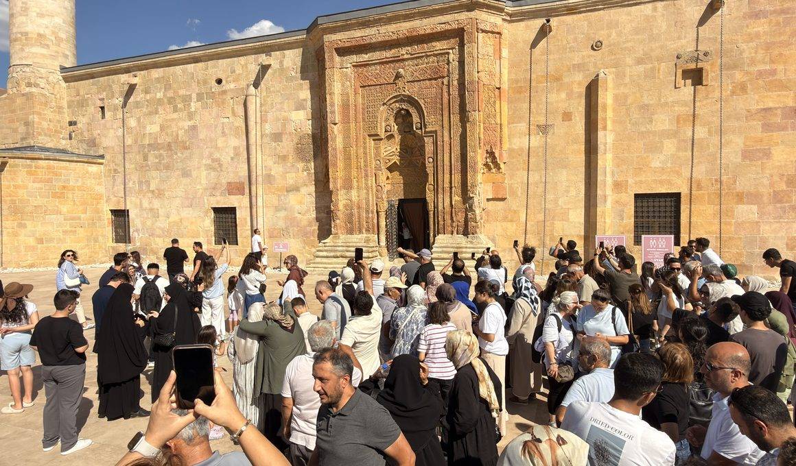 Gölge için Sivas’a akın ettiler! Namaz kılan insan detayı hayrete düşürüyor