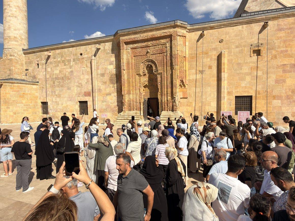 Gölge için Sivas’a akın ettiler! Namaz kılan insan detayı hayrete düşürüyor