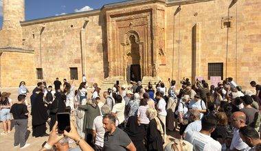 Gölge için Sivas’a akın ettiler! Namaz kılan insan detayı hayrete düşürüyor