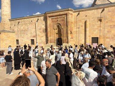 Gölge için Sivas’a akın ettiler! Namaz kılan insan detayı hayrete düşürüyor