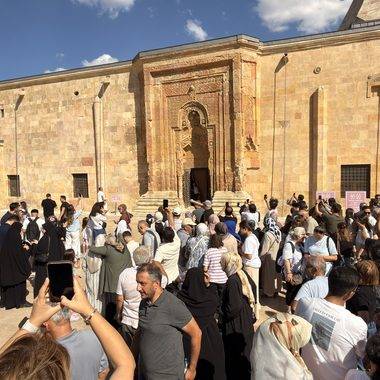 Gölge için Sivas’a akın ettiler! Namaz kılan insan detayı hayrete düşürüyor