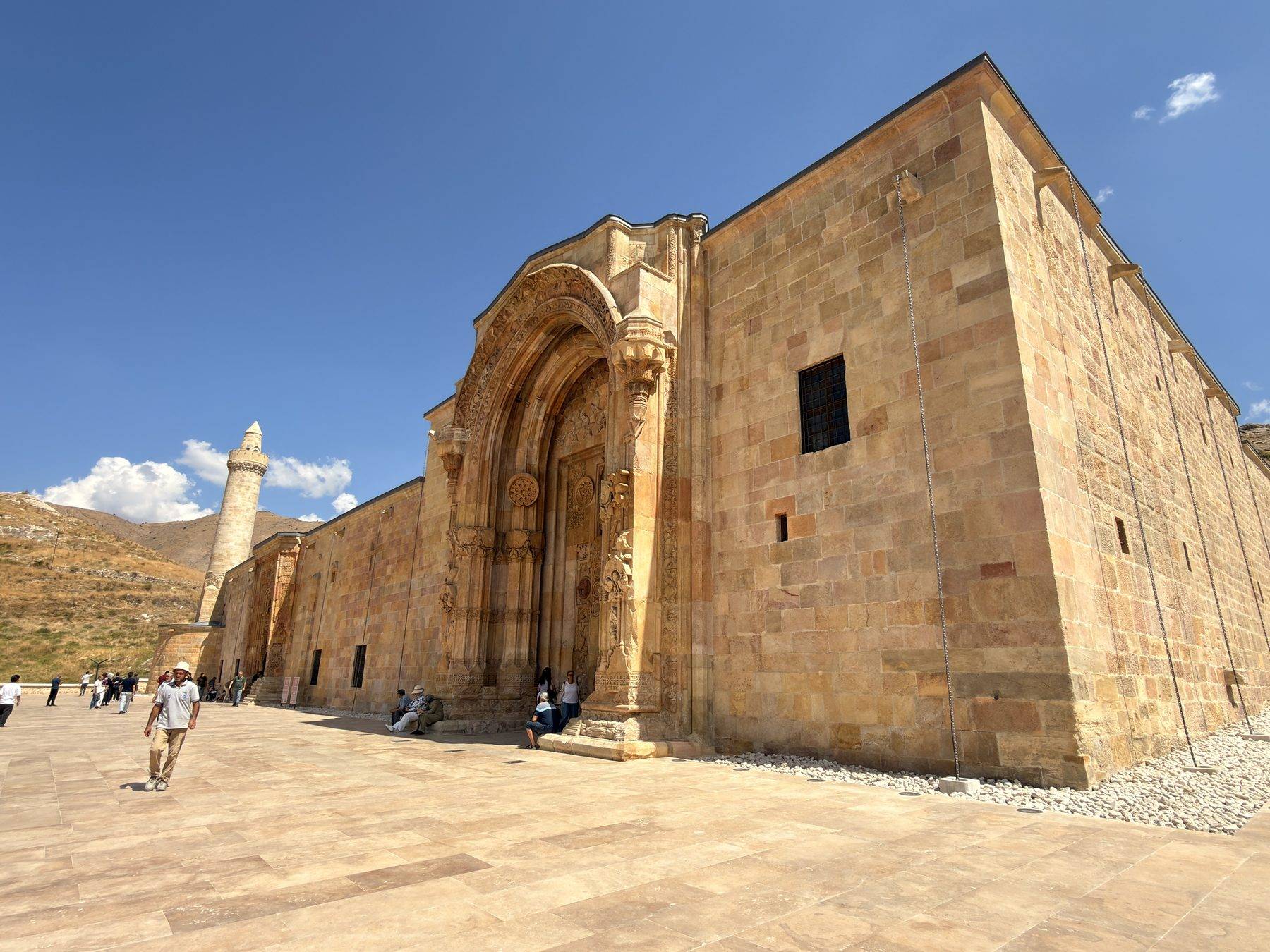 Gölge için Sivas’a akın ettiler! Namaz kılan insan detayı hayrete düşürüyor