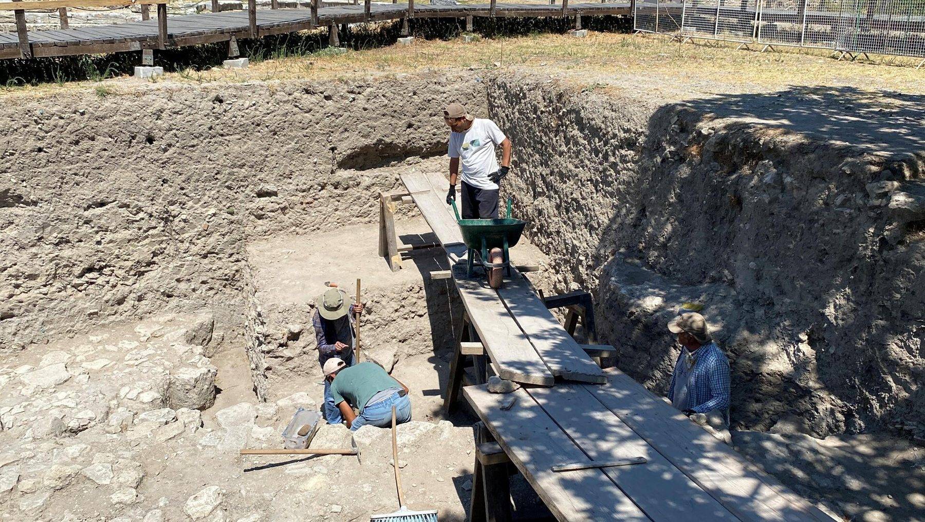 Troya Antik Kenti'nde 2 bin 800 yıllık agora gün yüzüne çıkarılıyor