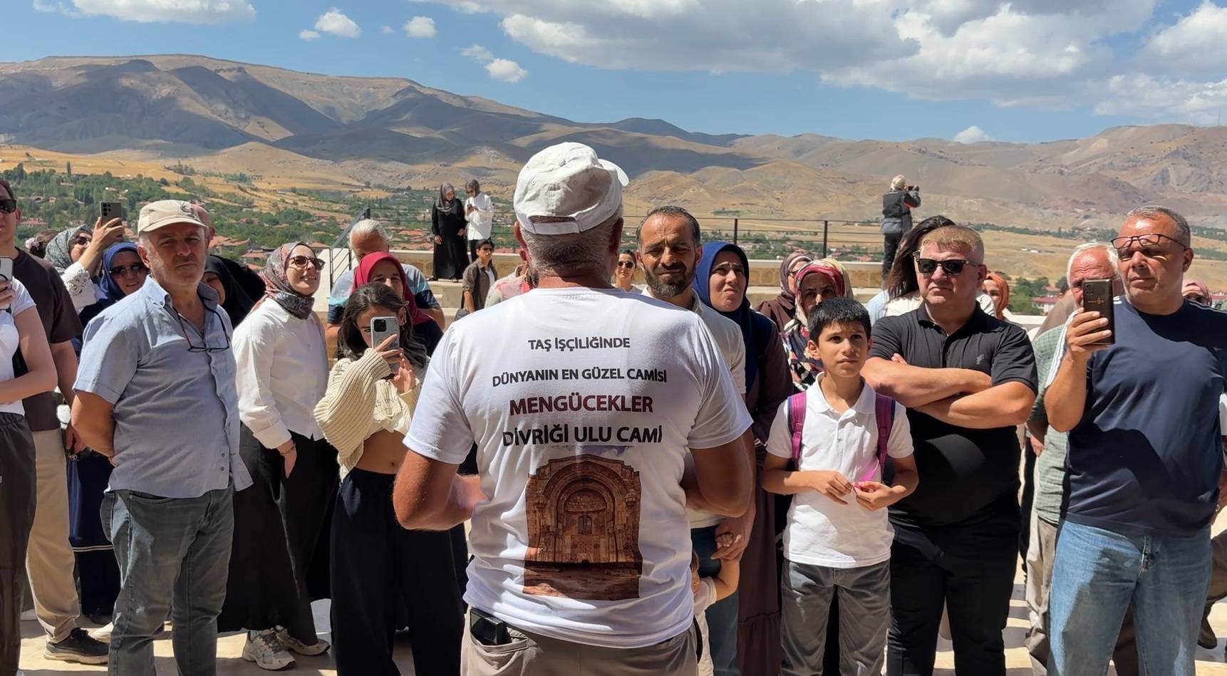 798 yıllık mirasa gönül verdi, kendini Divriği Ulu Camii ve Darüşşifası'na adadı