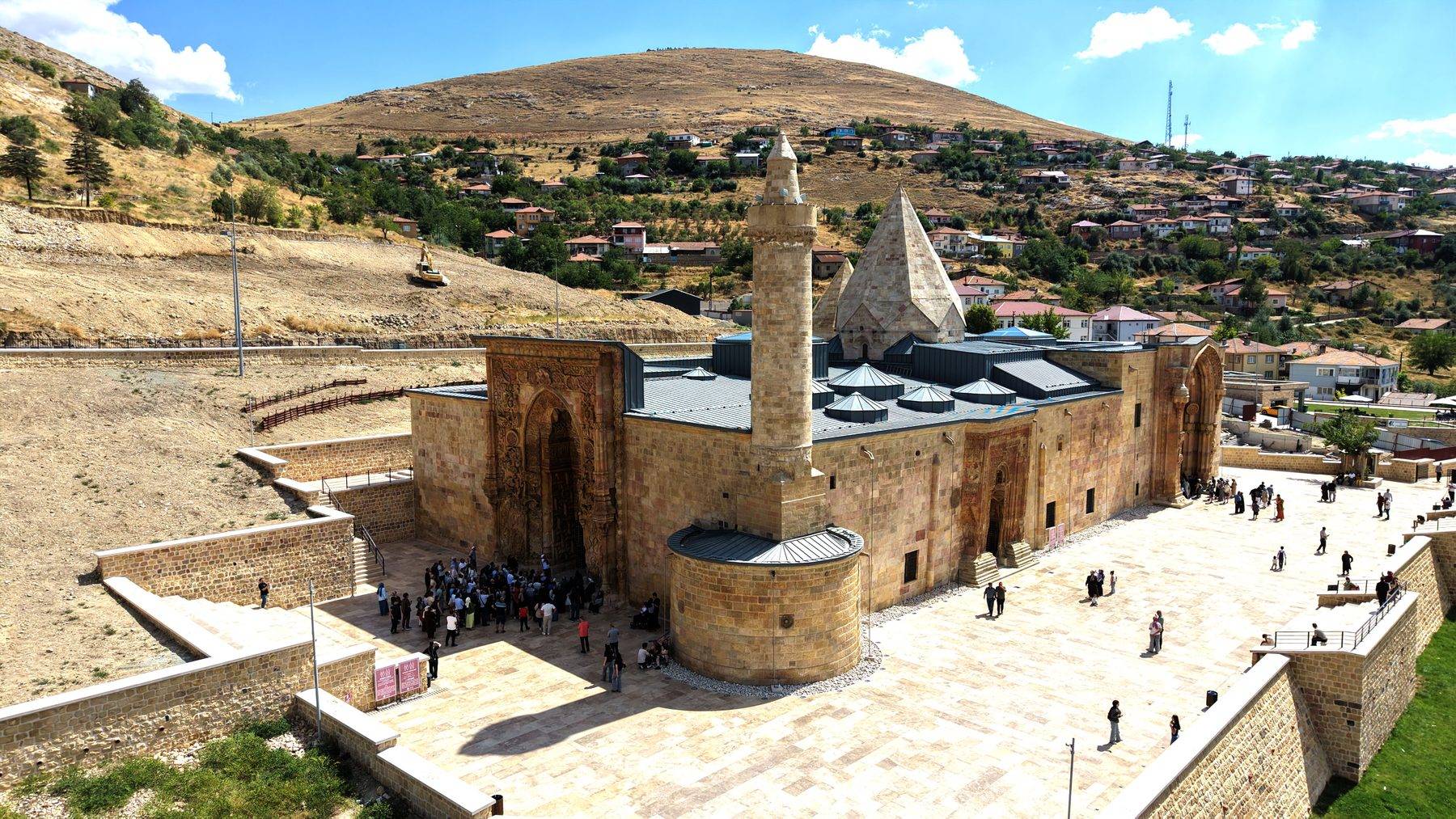 798 yıllık mirasa gönül verdi, kendini Divriği Ulu Camii ve Darüşşifası'na adadı