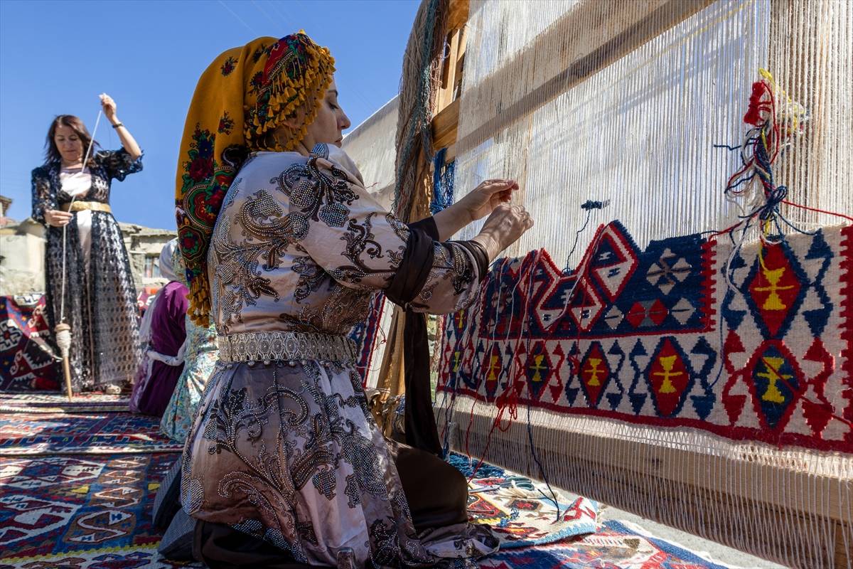 Van'ın tarihi ve doğası, geleneksel yöntemlerle kilimlere dokunuyor