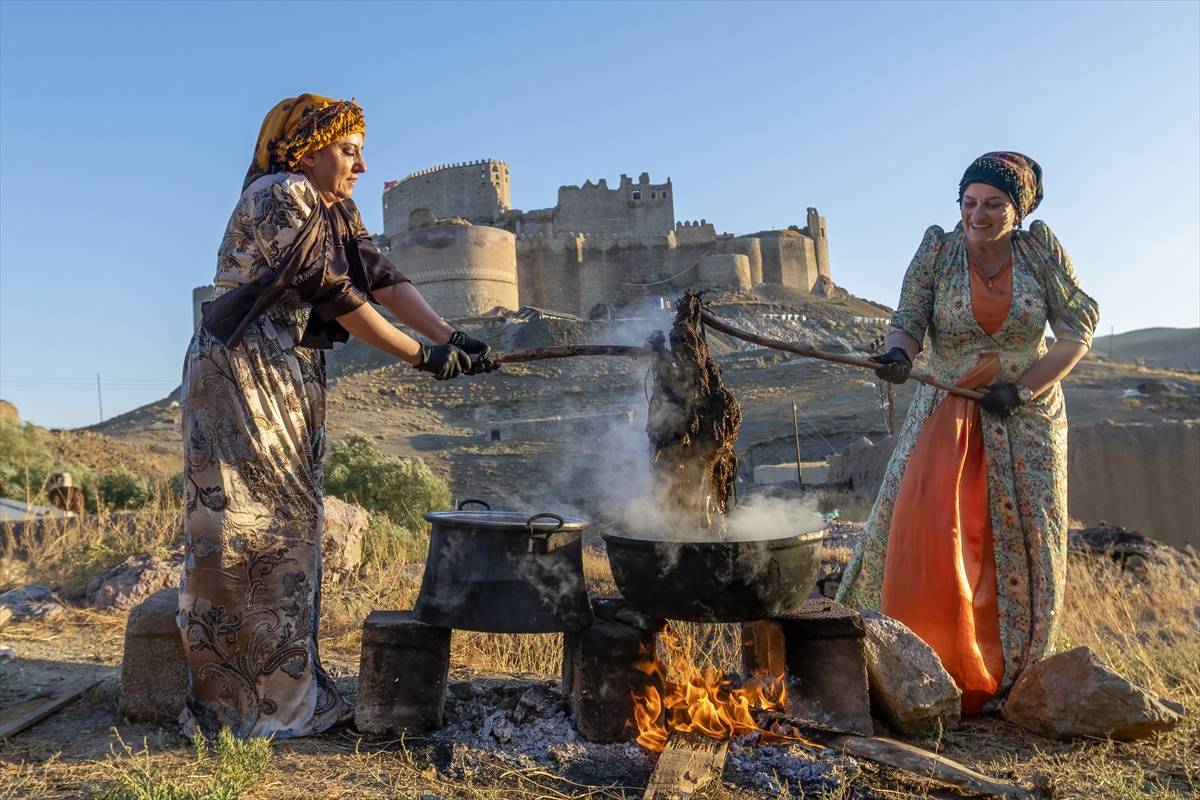Van'ın tarihi ve doğası, geleneksel yöntemlerle kilimlere dokunuyor