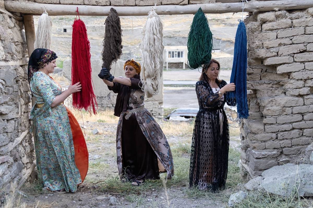 Van'ın tarihi ve doğası, geleneksel yöntemlerle kilimlere dokunuyor