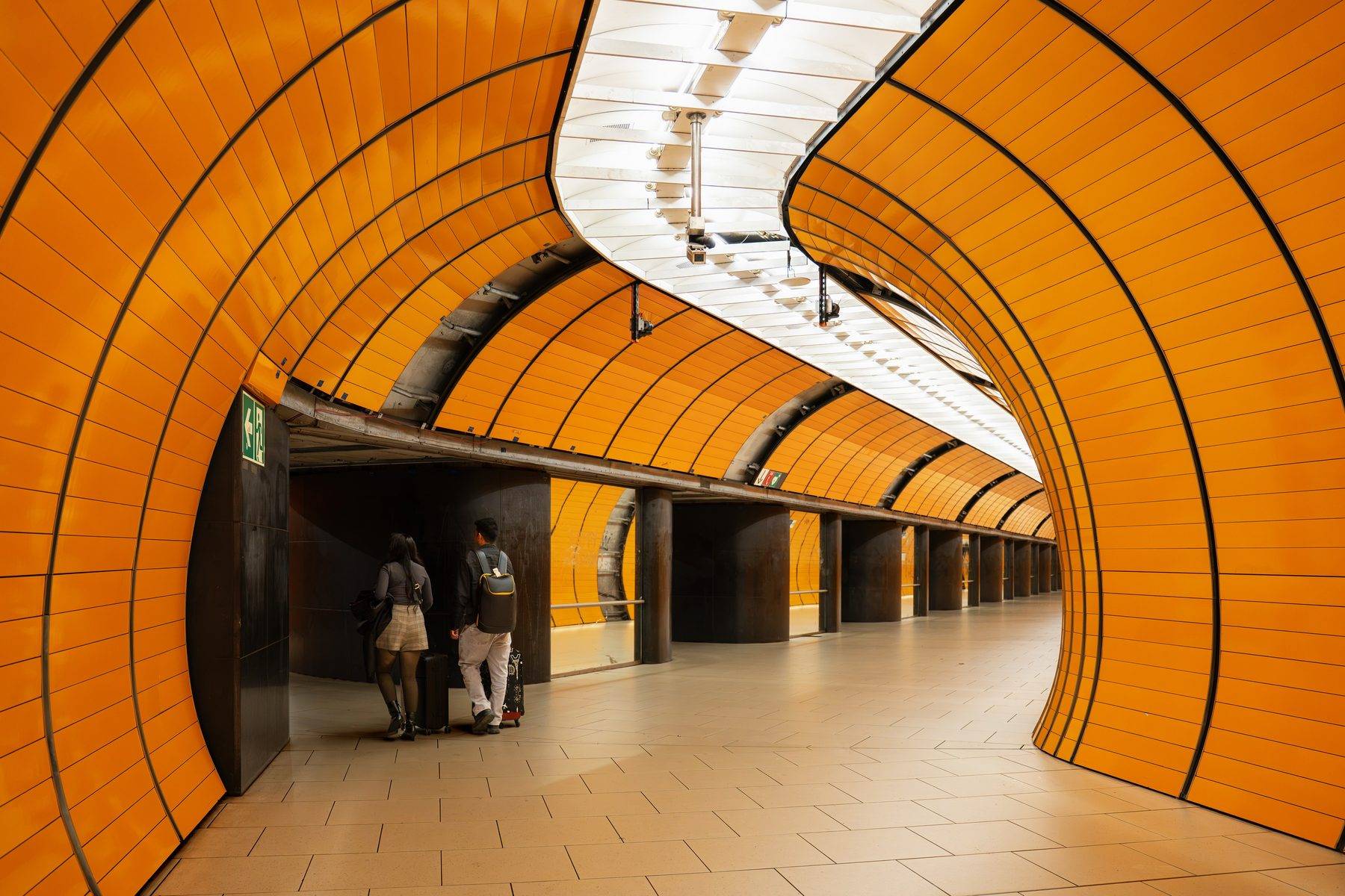 Münih'in boya paletini andıran metro istasyonları tasarımlarıyla dikkat çekiyor