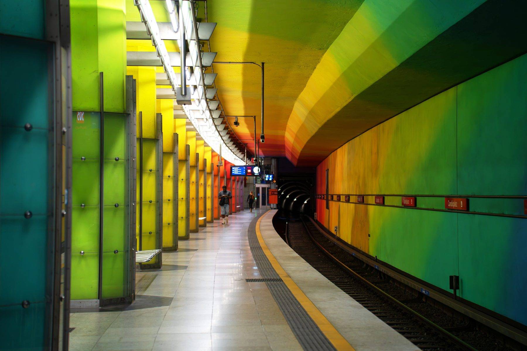 Münih'in boya paletini andıran metro istasyonları tasarımlarıyla dikkat çekiyor