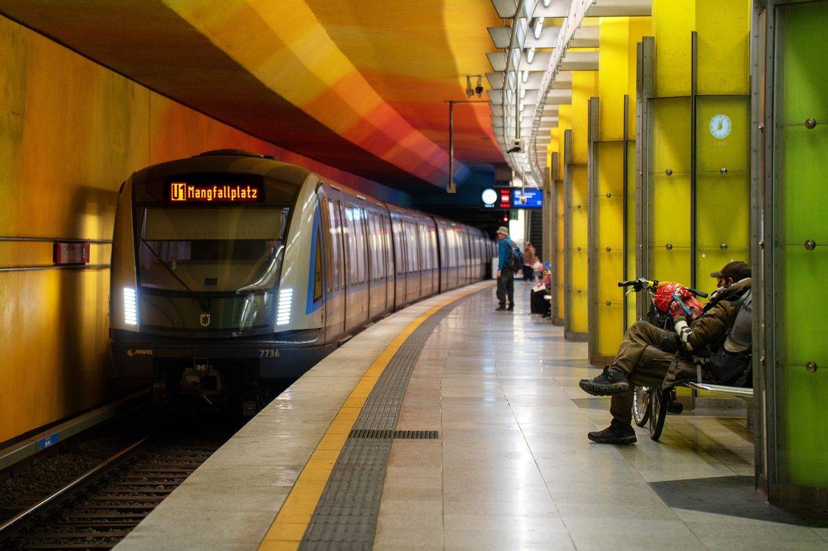 Münih'in boya paletini andıran metro istasyonları tasarımlarıyla dikkat çekiyor