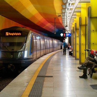 Münih'in boya paletini andıran metro istasyonları tasarımlarıyla dikkat çekiyor