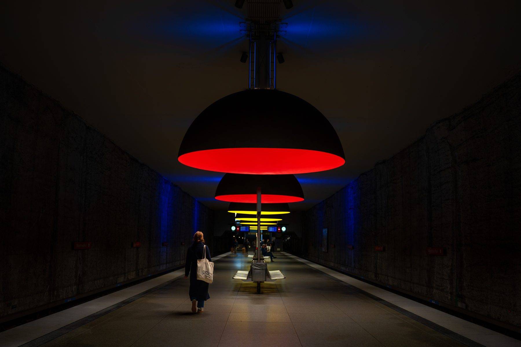 Münih'in boya paletini andıran metro istasyonları tasarımlarıyla dikkat çekiyor