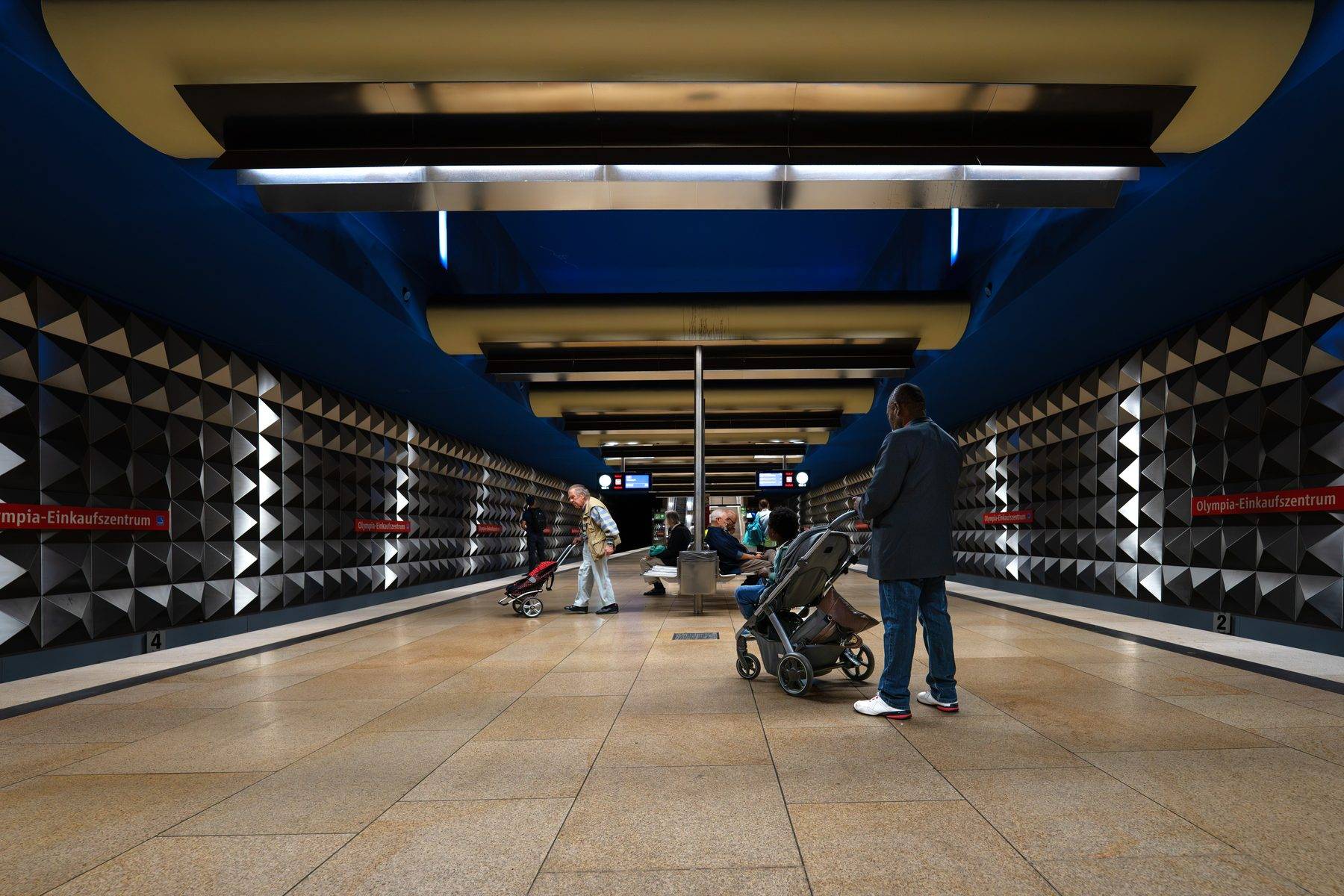 Münih'in boya paletini andıran metro istasyonları tasarımlarıyla dikkat çekiyor