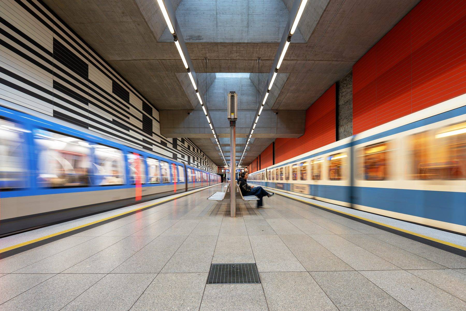 Münih'in boya paletini andıran metro istasyonları tasarımlarıyla dikkat çekiyor