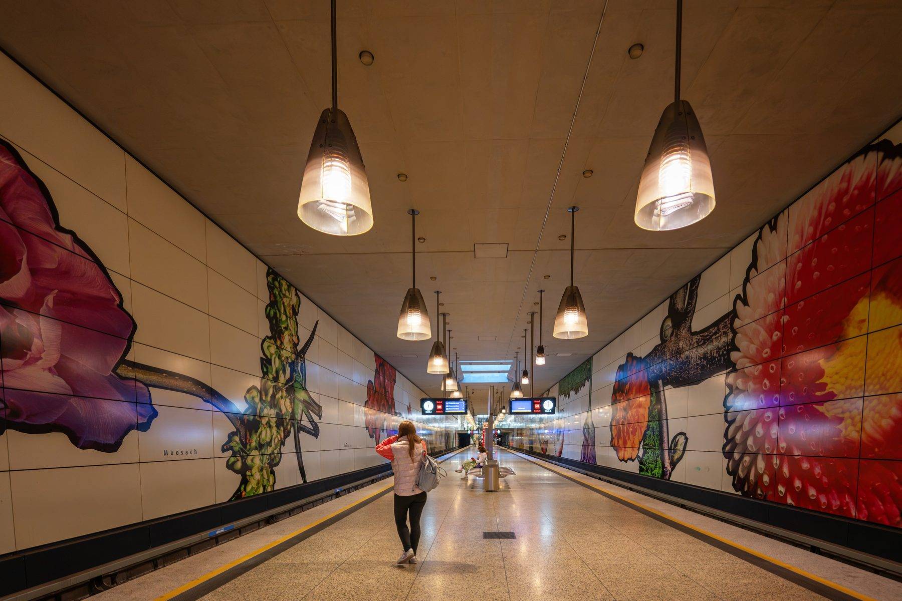 Münih'in boya paletini andıran metro istasyonları tasarımlarıyla dikkat çekiyor