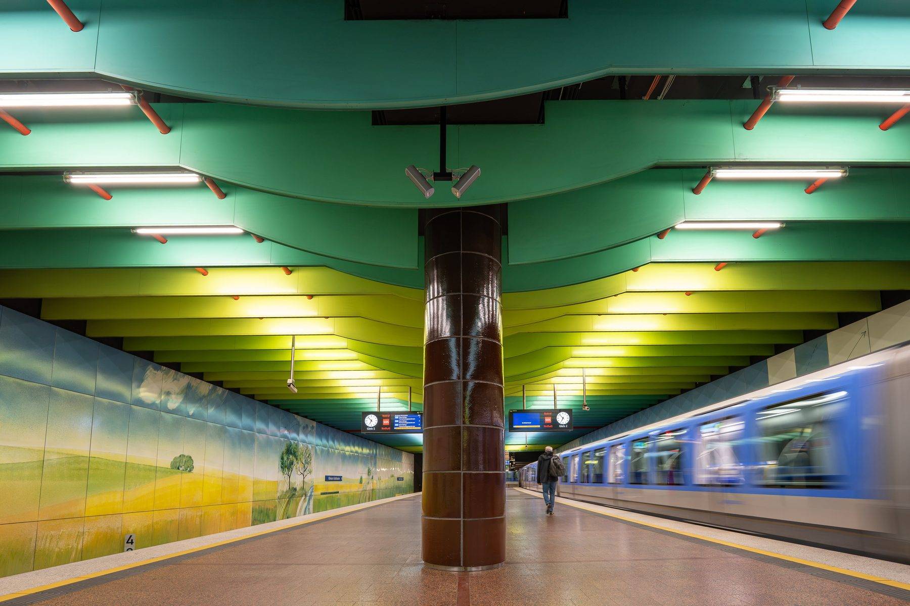 Münih'in boya paletini andıran metro istasyonları tasarımlarıyla dikkat çekiyor