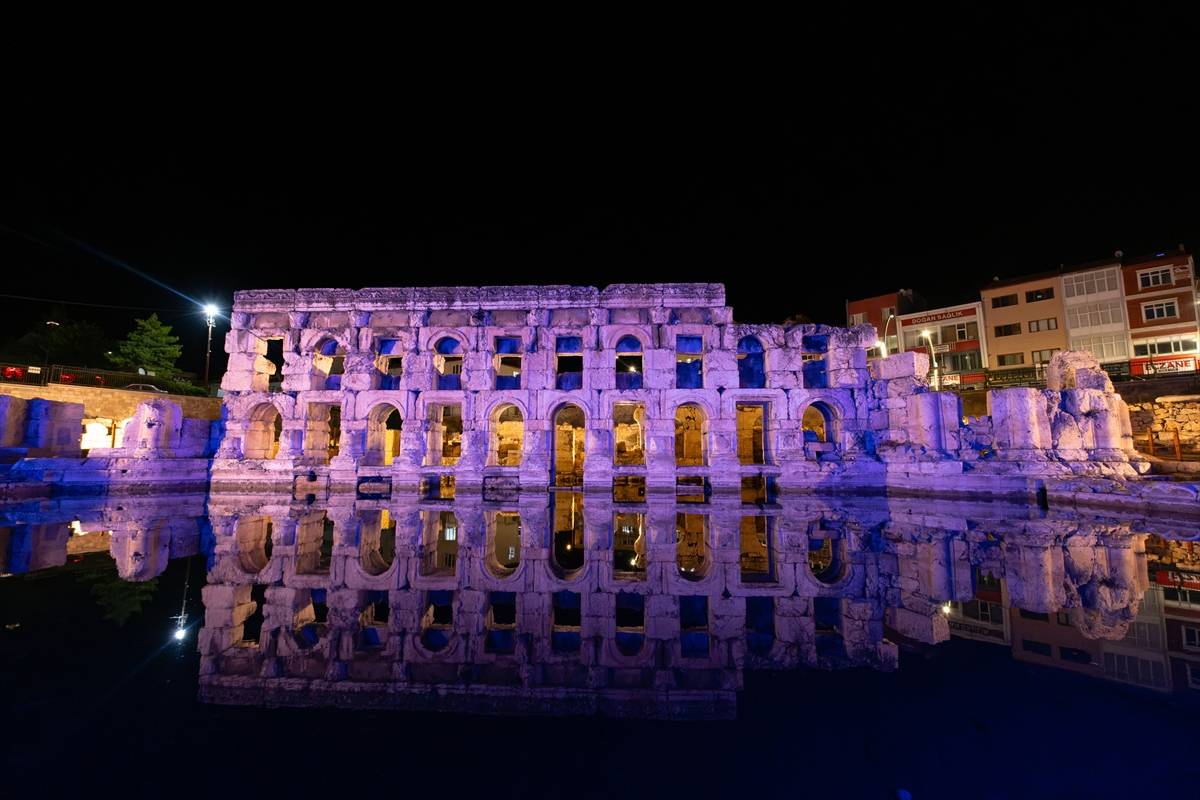 Kralın hastalanan kızına şifa olmuştu: Yozgat'ın Roma Hamamı gece atmosferiyle mest ediyor