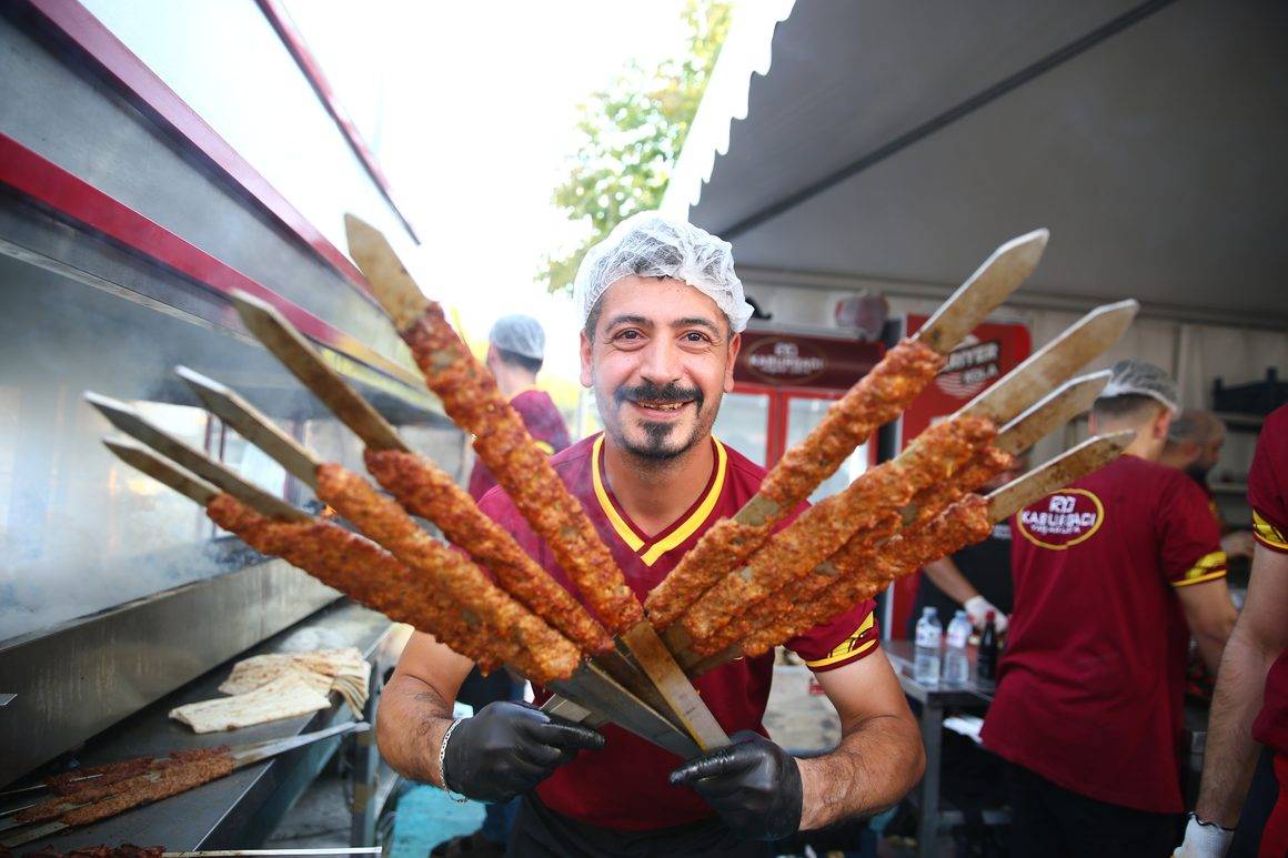 Mangallar yandı, kortej yürüyüşü yapıldı: 10. Adana Lezzet Festivali başladı