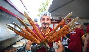 Mangallar yandı, kortej yürüyüşü yapıldı: 10. Adana Lezzet Festivali başladı
