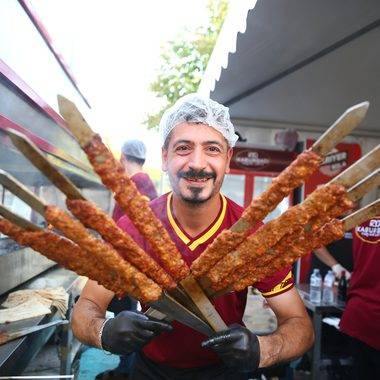 Mangallar yandı, kortej yürüyüşü yapıldı: 10. Adana Lezzet Festivali başladı