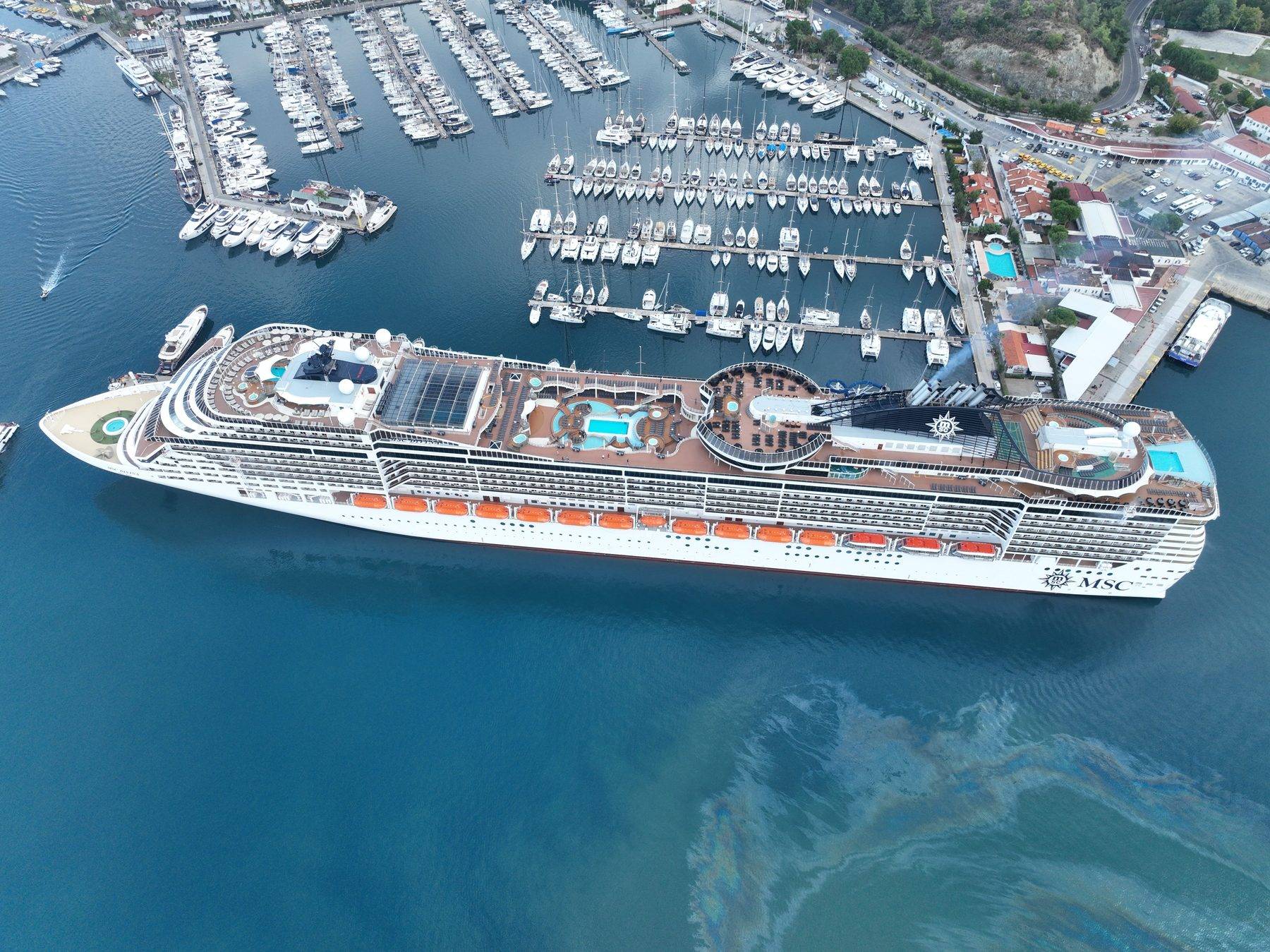 333 metrelik dev gemi Marmaris'e yanaştı, binlerce turist sokakları doldurdu