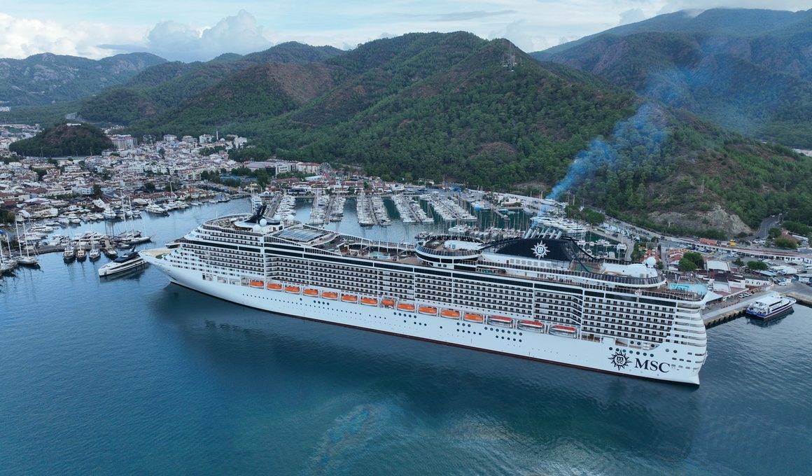 333 metrelik dev gemi Marmaris'e yanaştı, binlerce turist sokakları doldurdu