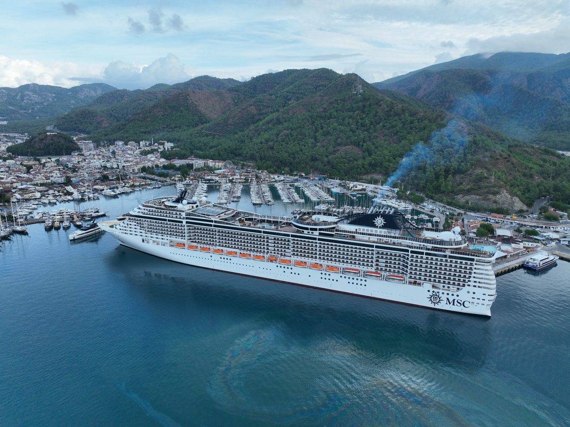 333 metrelik dev gemi Marmaris'e yanaştı, binlerce turist sokakları doldurdu